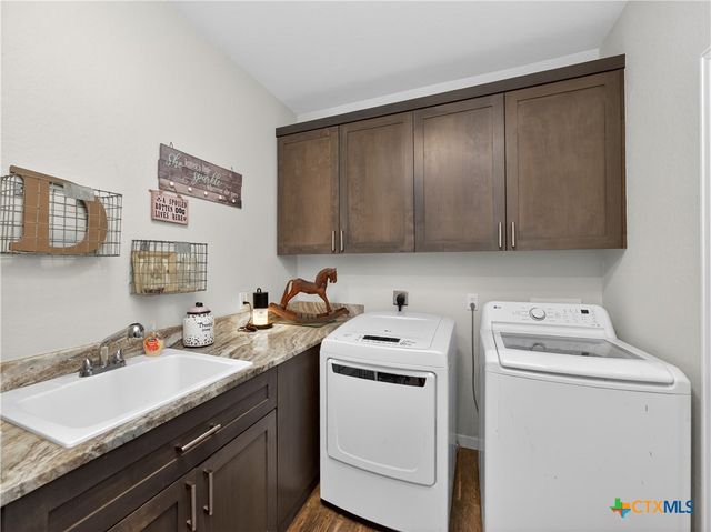 494 Flash Circle, Luling, TX 78648