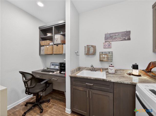 494 Flash Circle, Luling, TX 78648