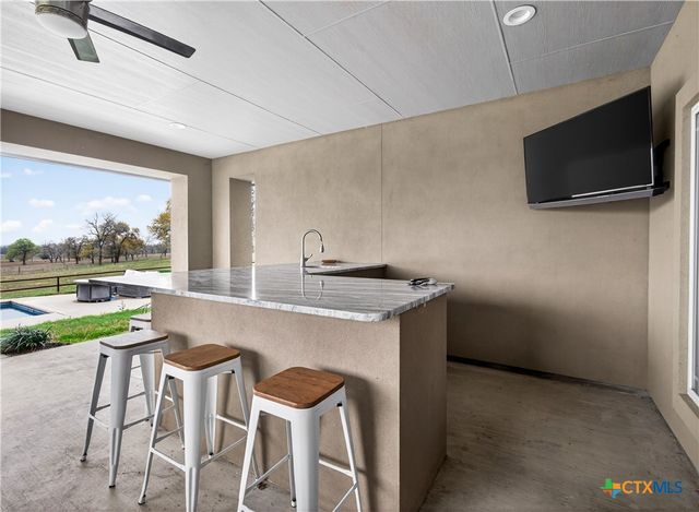 494 Flash Circle, Luling, TX 78648