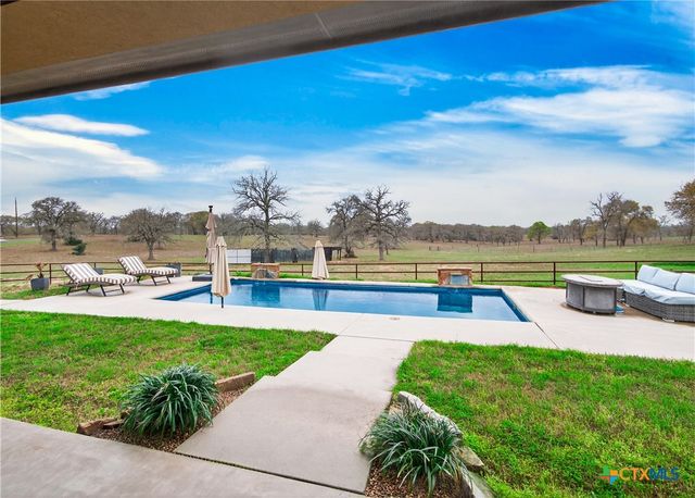 494 Flash Circle, Luling, TX 78648