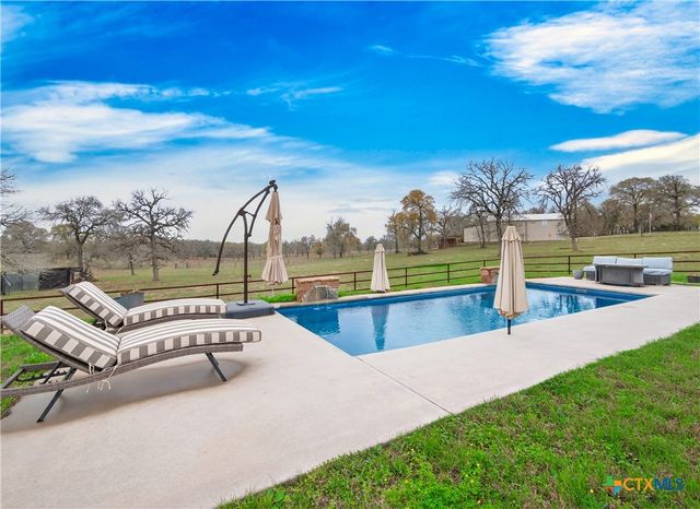 494 Flash Circle, Luling, TX 78648