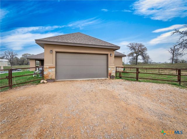 494 Flash Circle, Luling, TX 78648