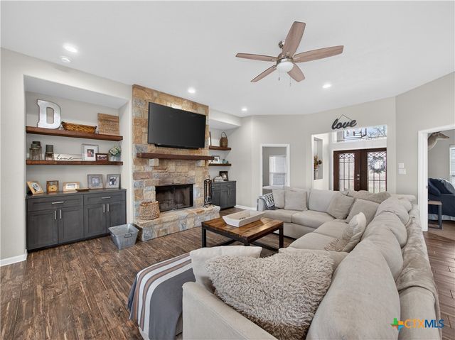 494 Flash Circle, Luling, TX 78648