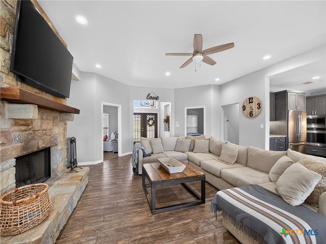 494 Flash Circle, Luling, TX 78648