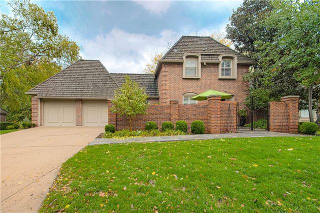 7 LeMans Court, Prairie Village, KS 66208
