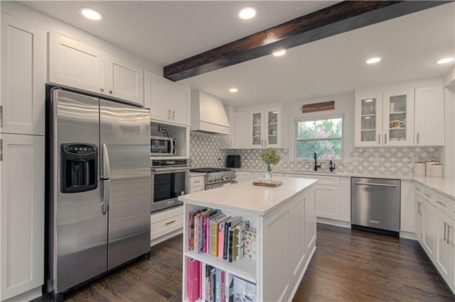7 LeMans Court, Prairie Village, KS 66208