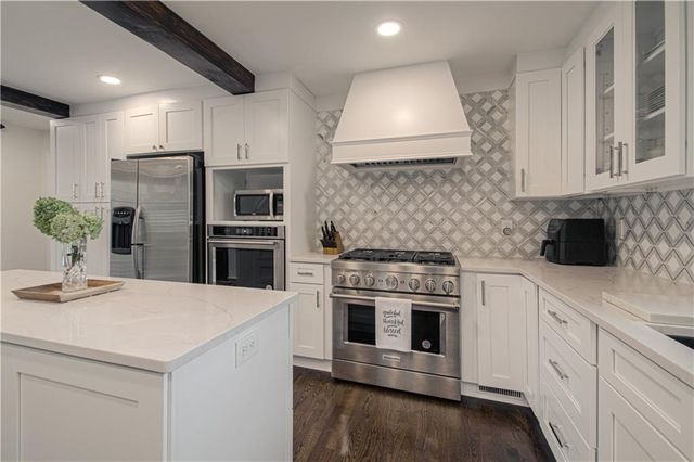 7 LeMans Court, Prairie Village, KS 66208
