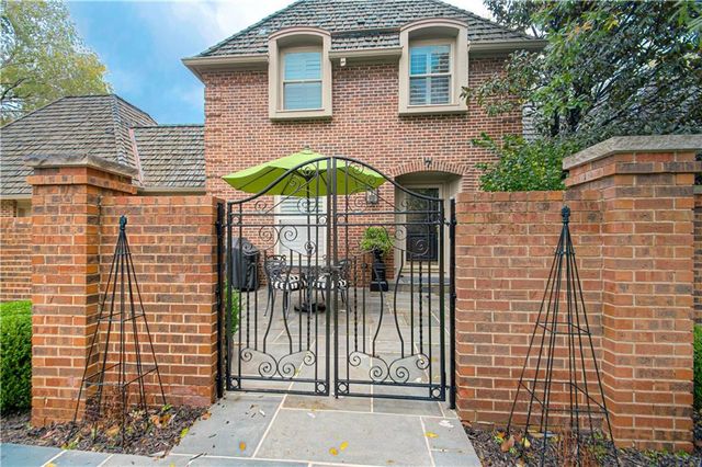 7 LeMans Court, Prairie Village, KS 66208