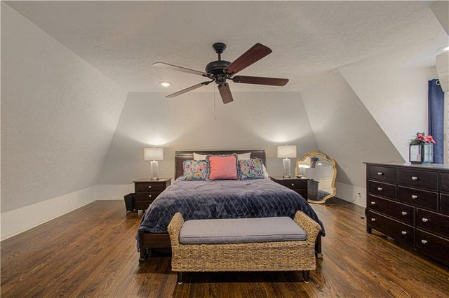 7 LeMans Court, Prairie Village, KS 66208