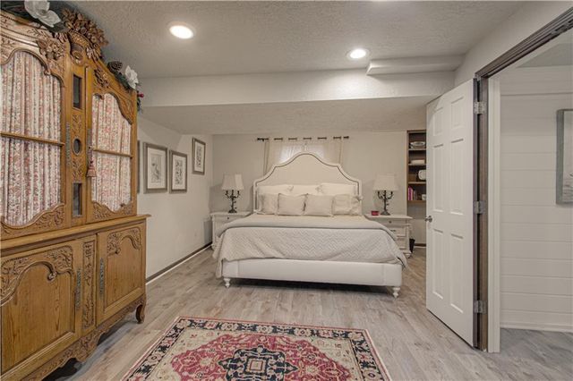 7 LeMans Court, Prairie Village, KS 66208