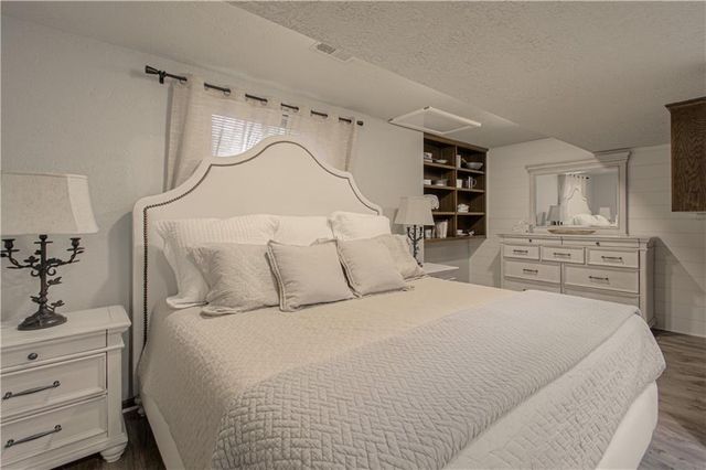 7 LeMans Court, Prairie Village, KS 66208