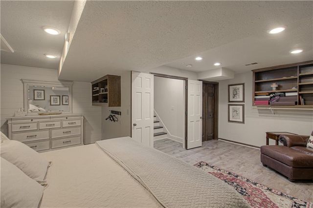 7 LeMans Court, Prairie Village, KS 66208