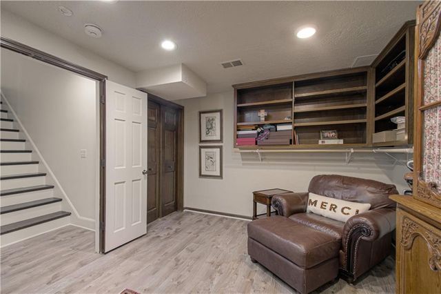 7 LeMans Court, Prairie Village, KS 66208