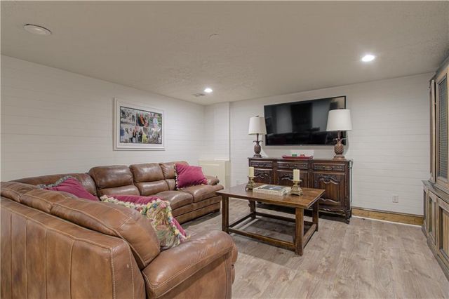 7 LeMans Court, Prairie Village, KS 66208