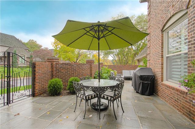 7 LeMans Court, Prairie Village, KS 66208