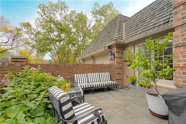 7 LeMans Court, Prairie Village, KS 66208