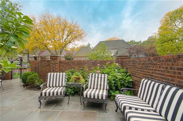 7 LeMans Court, Prairie Village, KS 66208