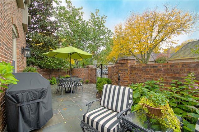 7 LeMans Court, Prairie Village, KS 66208