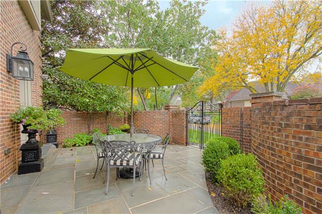 7 LeMans Court, Prairie Village, KS 66208