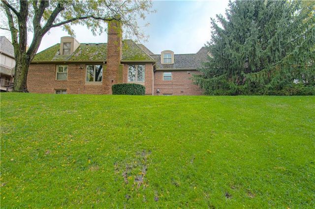 7 LeMans Court, Prairie Village, KS 66208