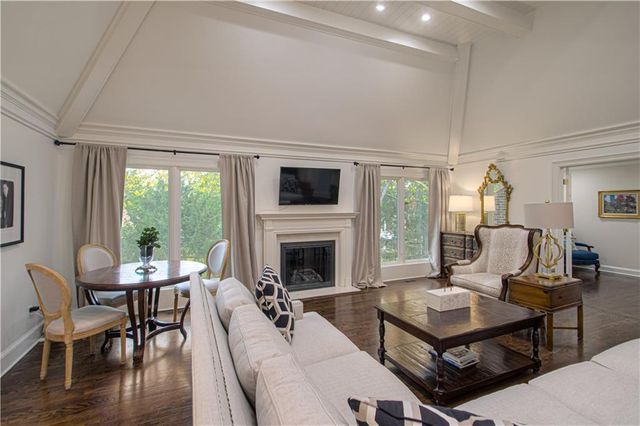 7 LeMans Court, Prairie Village, KS 66208