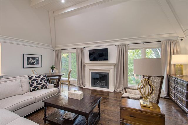 7 LeMans Court, Prairie Village, KS 66208