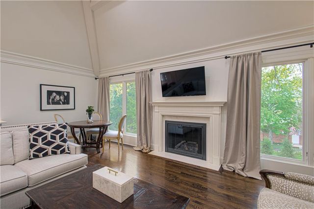 7 LeMans Court, Prairie Village, KS 66208
