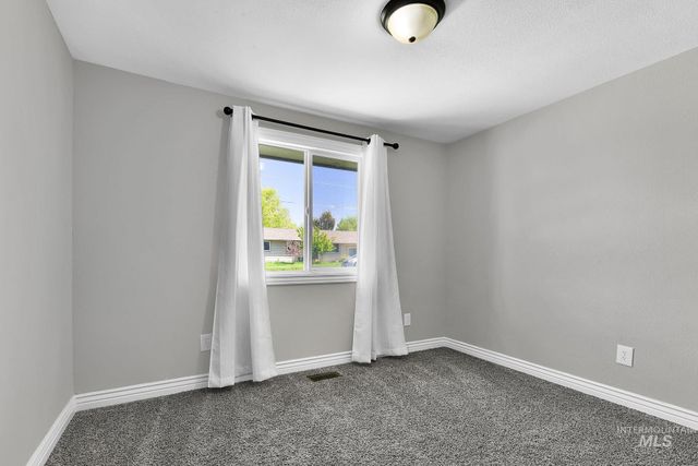 353 S Ash Ave, Kuna, ID 83634