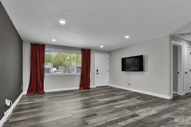 353 S Ash Ave, Kuna, ID 83634