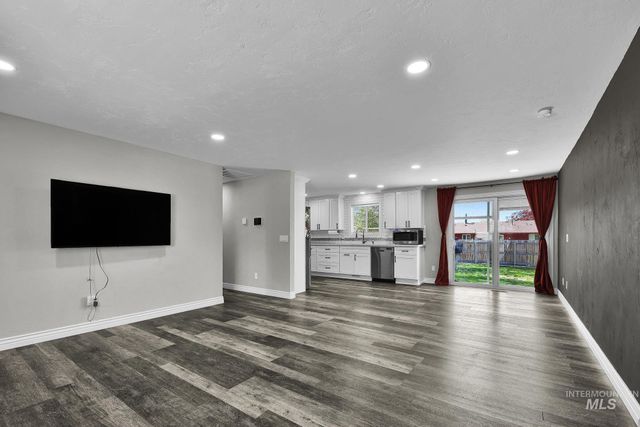 353 S Ash Ave, Kuna, ID 83634