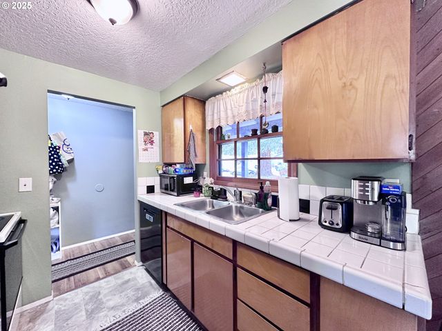 1563 Se 11TH St, Gresham, OR 97080