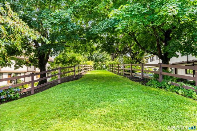 27 Crows Nest Lane 17G, Danbury, CT 06810