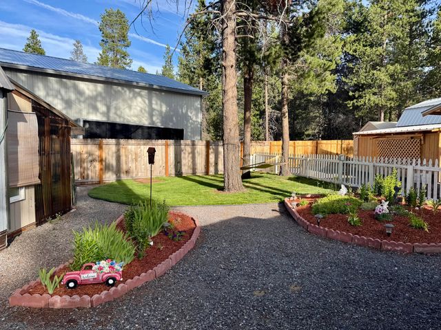 15675 Holiday Court, La Pine, OR 97739