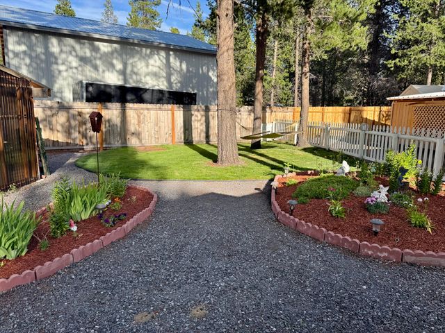 15675 Holiday Court, La Pine, OR 97739