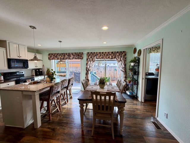 15675 Holiday Court, La Pine, OR 97739