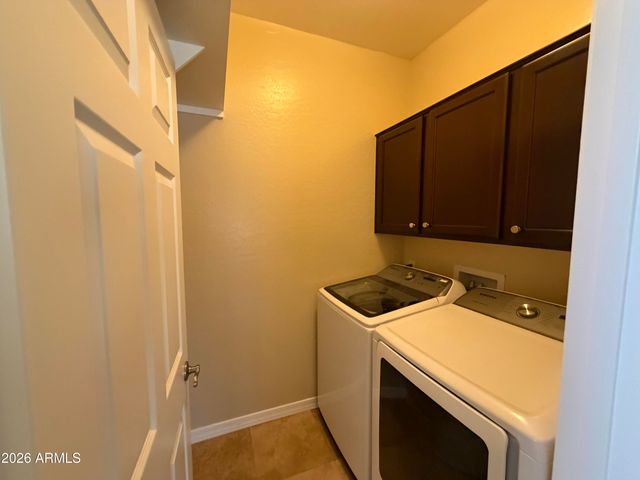 3950 W ROUNDABOUT Circle, Chandler, AZ 85226
