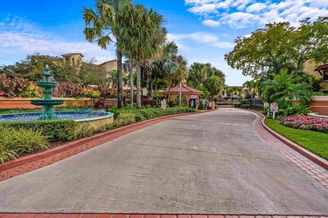 24 Uno Lago Drive, Juno Beach, FL 33408