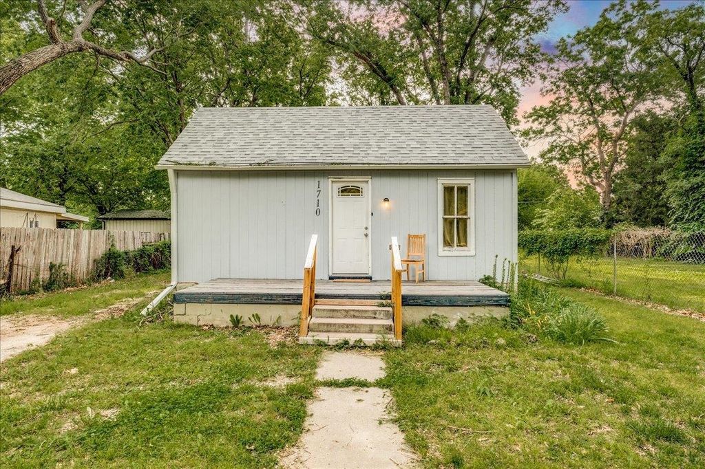 1710 Loomis, Winfield, KS 67156