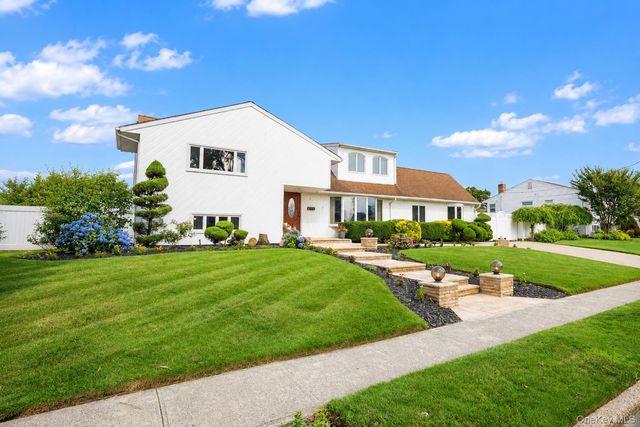 61 Hemlock Lane, Massapequa Park, NY 11762