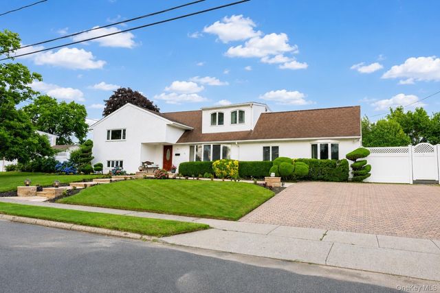 61 Hemlock Lane, Massapequa Park, NY 11762
