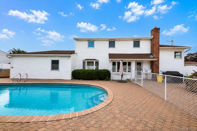 61 Hemlock Lane, Massapequa Park, NY 11762