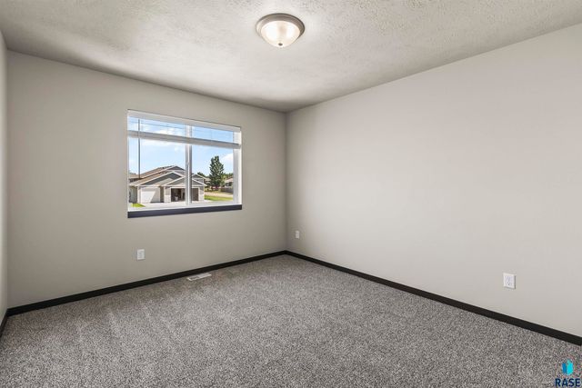 911 Birch St Street, Harrisburg, SD 57032