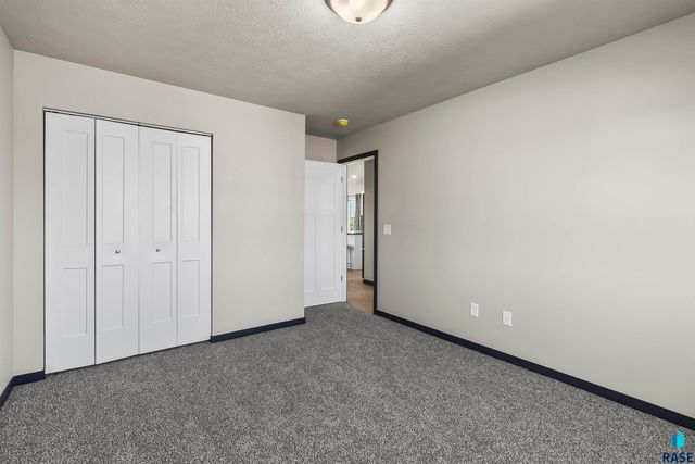 911 Birch St Street, Harrisburg, SD 57032