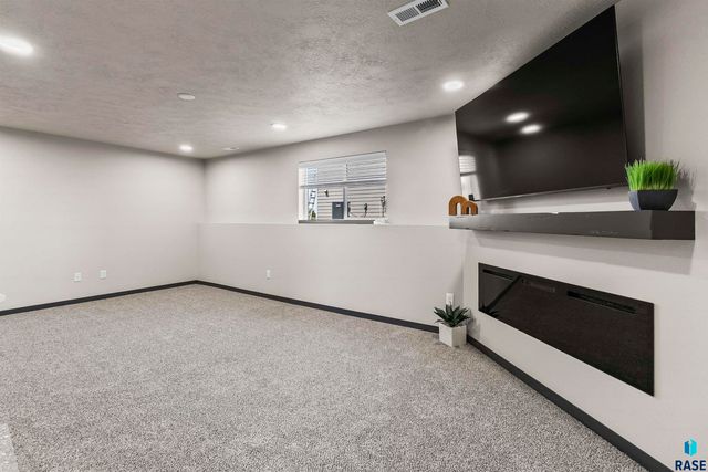 911 Birch St Street, Harrisburg, SD 57032