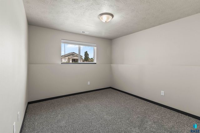 911 Birch St Street, Harrisburg, SD 57032