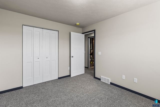 911 Birch St Street, Harrisburg, SD 57032