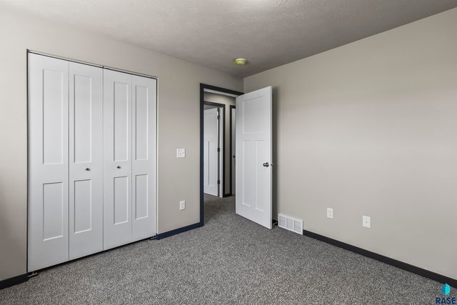 911 Birch St Street, Harrisburg, SD 57032