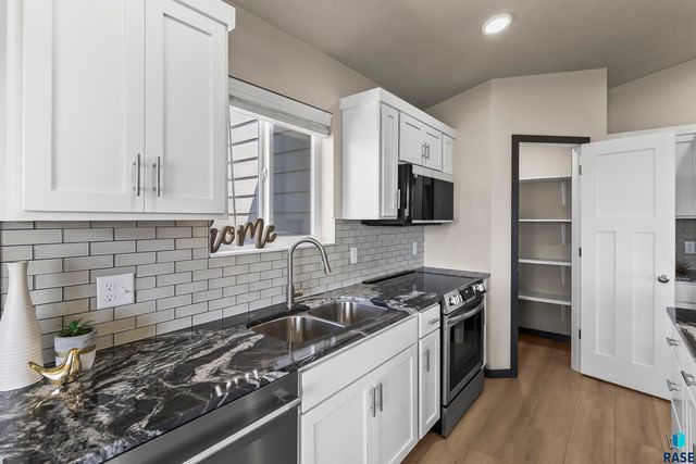 911 Birch St Street, Harrisburg, SD 57032