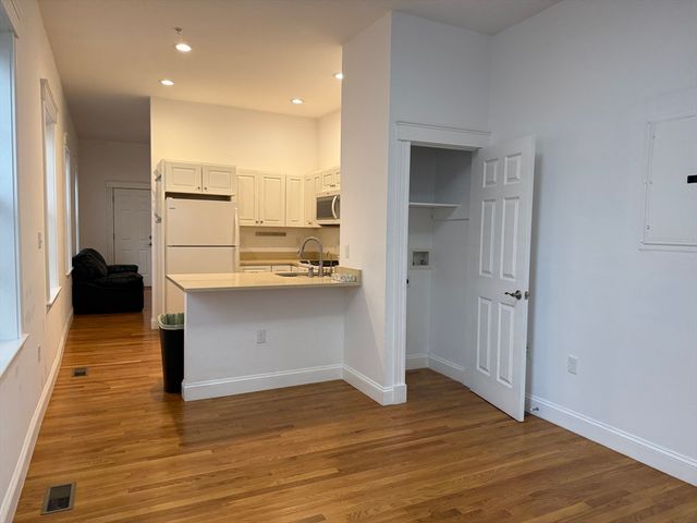 172 Auburn St 2, Cambridge, MA 02139