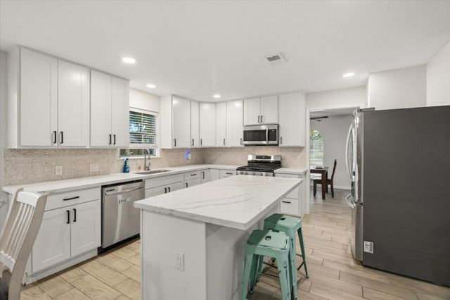 113 Rose Trail, Lake Jackson, TX 77566